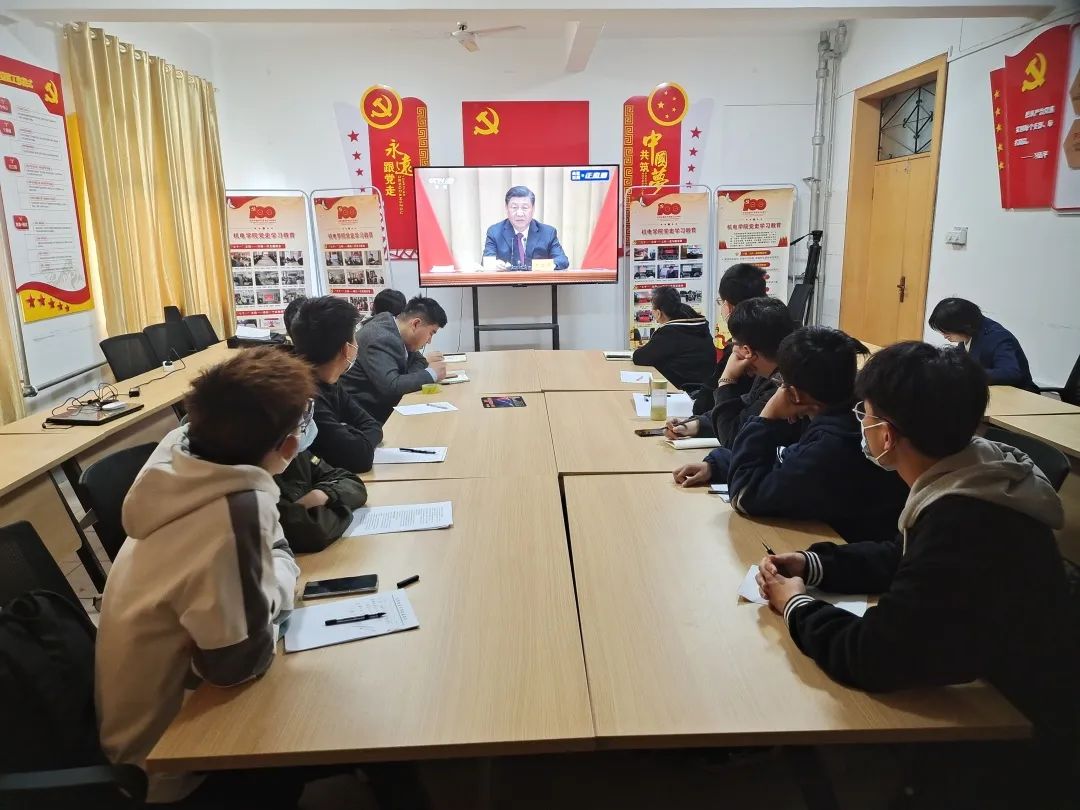 太阳成集团tyc539师生观看庆祝中国共产主...